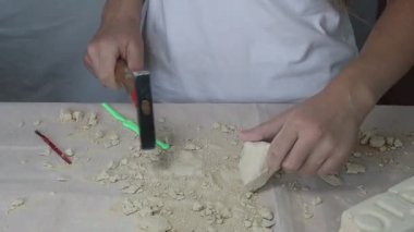 Childs 'ın el temizleme fosil bulmak için kapalı masa üzerinde antik fosil zanaat ve öğrenim odaklı.