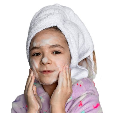 Bir kızın çocuk dostu portresi köpük ve havluyla hafif bir yüz temizliği yapıyor..