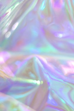 Yumuşak, yanardöner pasteller, holografik ışıltı ve ipeksi dokuya sahip rüya gibi, soyut bir zemin oluşturur..