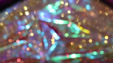 Dinamik, parıldayan bokeh ışıkları canlı bir renkle hareket ederek soyut ve şenlikli bir görsel arkaplan yaratır..