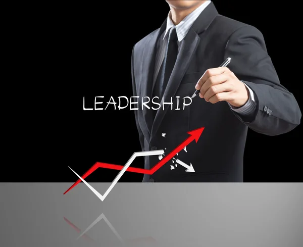 Бизнесмен пишет концепцию лидерства со стрелой роста — стоковое фото