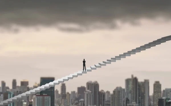 Empresário subindo em uma escada sobre uma cidade olhando para frente, conceito de Liderança — Fotografia de Stock