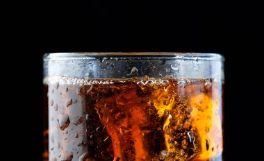 Gazoz köpüklü köpüklü buzlu su.