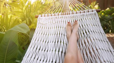 Kadın ayakları ağda uzanıyor, rahatla.