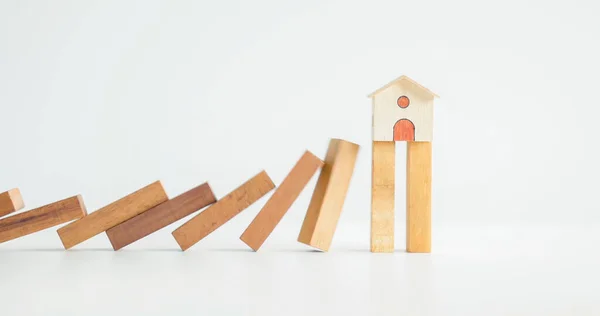 Ochrona Domu Koncepcją Ubezpieczenia Drewnianym Modelem Domu Drewnianymi Klockami — Zdjęcie stockowe