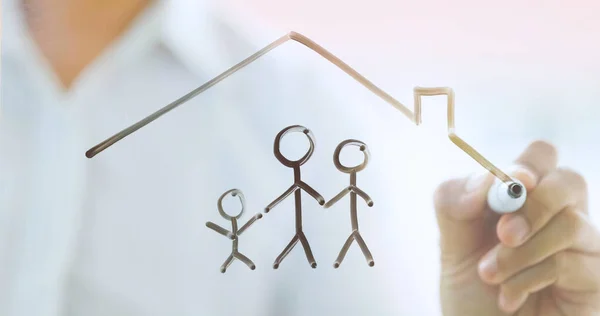 商人为家庭和健康保险概念描绘家庭图标和房屋 — 图库照片