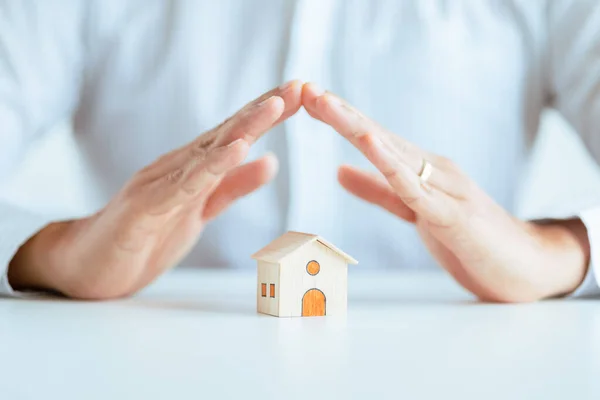 Eigenheimschutz Mit Versicherungskonzept Mit Holzmodell Und Holzbausteinen — Stockfoto