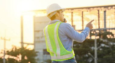 İnşaat alanında cep telefonuyla mühendis konuşması.