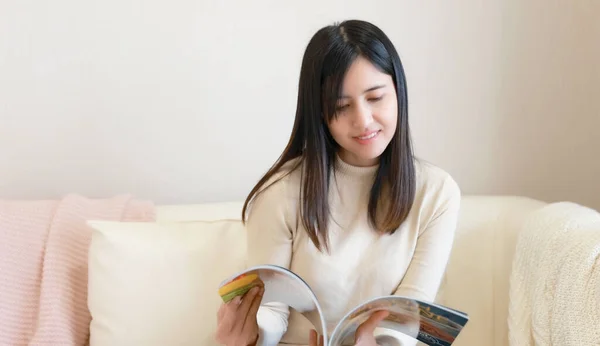 Joven Mujer Asia Leyendo Libro Sofá Casa — Foto de Stock