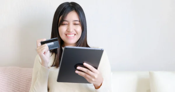 Mujer Sentada Sofá Uso Teléfono Inteligente Tarjeta Crédito Para Compras Fotos de stock