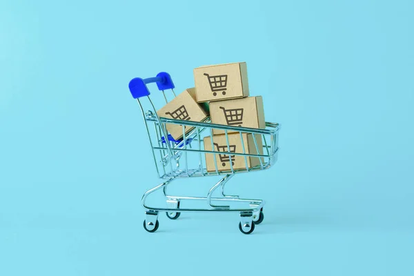 ショッピングカートのシンボル付きオンラインショッピングコンセプト — ストック写真