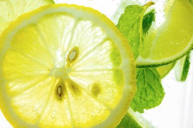 Limon ve çizgi köpüklü soda, meyve suyu.