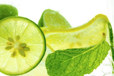 Limon ve çizgi köpüklü soda, meyve suyu.