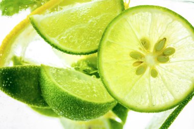 Limon ve çizgi köpüklü soda, meyve suyu.