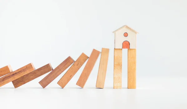 Ochrona Domu Koncepcją Ubezpieczenia Drewnianym Modelem Domu Drewnianymi Klockami — Zdjęcie stockowe