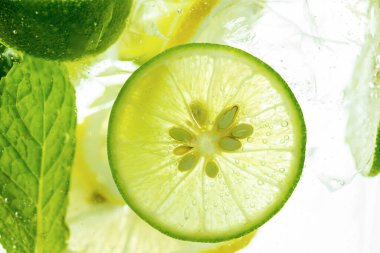 Limon ve çizgi köpüklü soda, meyve suyu.