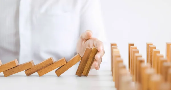 Eigenheimschutz Mit Versicherungskonzept Mit Holzmodell Und Holzbausteinen — Stockfoto