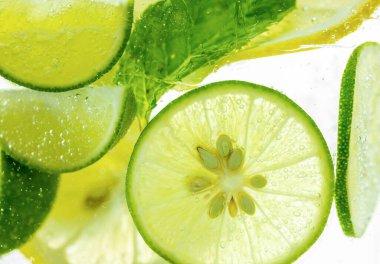 Limon ve çizgi köpüklü soda, meyve suyu.