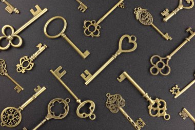 izole edilmiş eski altın ve bronz anahtar
