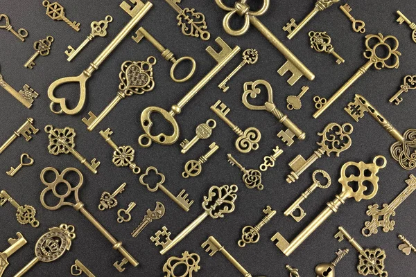 隔離されたヴィンテージ古い黄金と青銅の鍵 — ストック写真