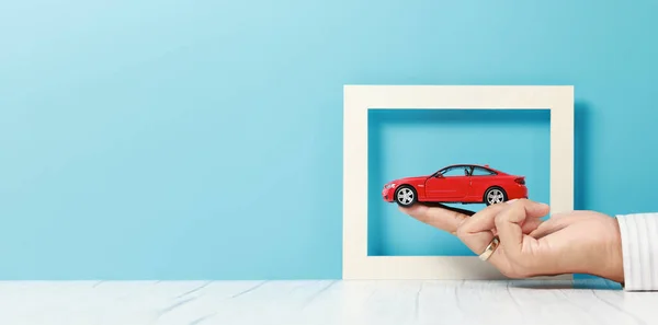 Affärsman Hand Hålla Bil Modell Försäkring Koncept — Stockfoto