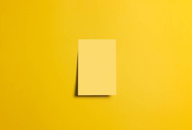Boş yapışkan yapışkan not defterini tahtaya yapıştır