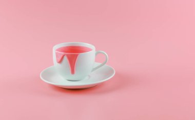 Bir bardak pembe çilekli süt, içecek ve içecek.