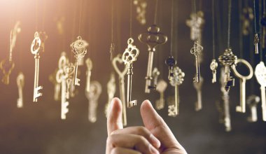 izole edilmiş eski altın ve bronz anahtar, başarılı konsept