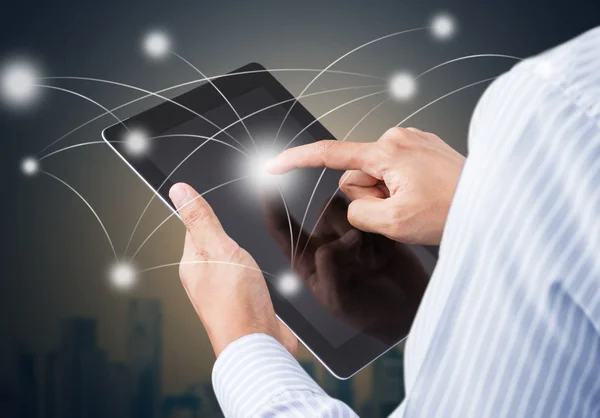 Empresário segurando tablet touchscreen, conceito de mídia social . — Fotografia de Stock