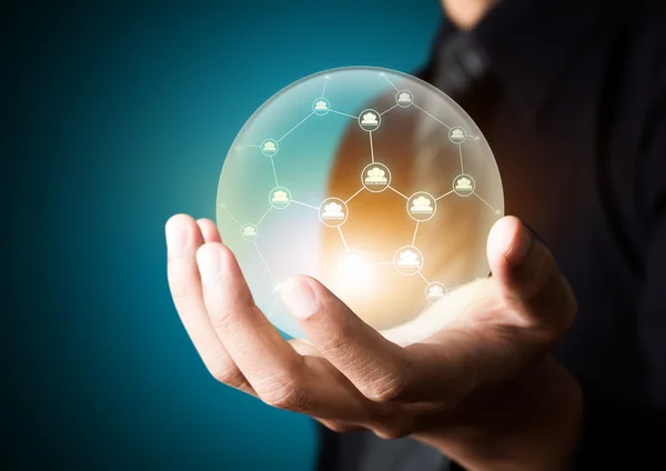 Empresários segurando rede social em bola de cristal — Fotografia de Stock