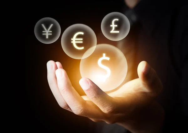 Internationale valuta's op zakenman hand — Stockfoto