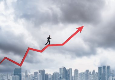 Genç işadamı grafik ok üzerinde yürüme