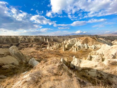 Türkiye 'nin Kapadokya kentindeki tepelere ve dağlara bak.