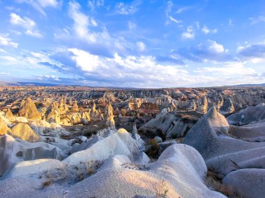 Türkiye 'nin Kapadokya kentindeki tepelere ve dağlara bak.