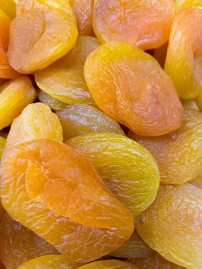 Piyasada kurutulmuş kayısılar.