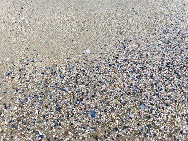 Küçük taşlar ve çakıl taşlarıyla kum dokusu