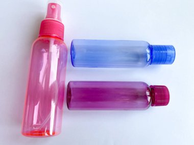 Renkli plastik seyahat şişeleri