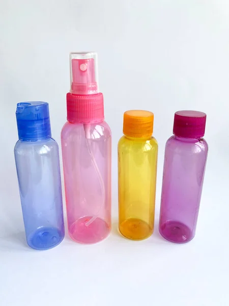 Renkli plastik seyahat şişeleri — Stok fotoğraf