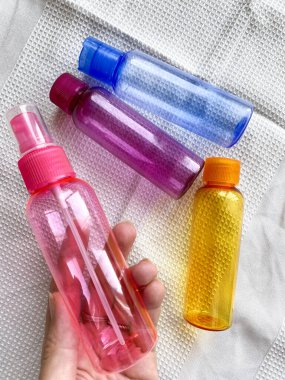 Seyahat şişelerini tutan kadınlar.