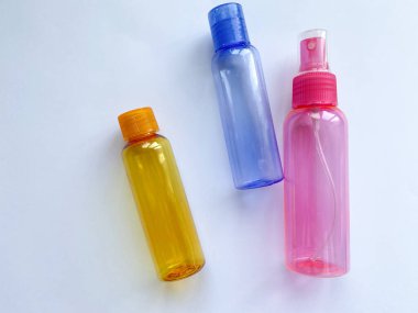 Renkli plastik seyahat şişeleri