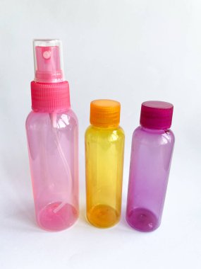 Renkli plastik seyahat şişeleri