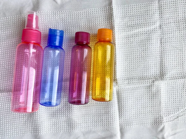 Renkli plastik seyahat şişeleri