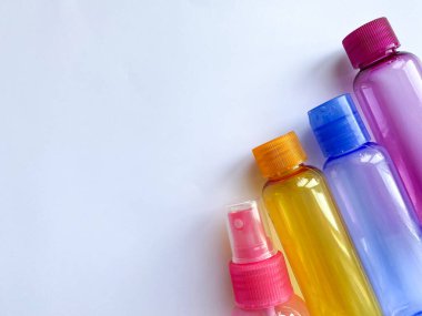 Renkli plastik seyahat şişeleri