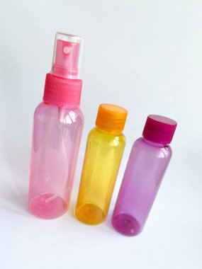 Renkli plastik seyahat şişeleri