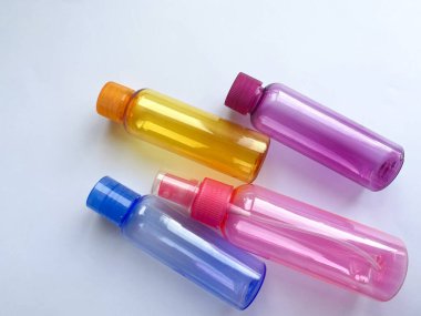 Renkli plastik seyahat şişeleri