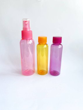 Renkli plastik seyahat şişeleri