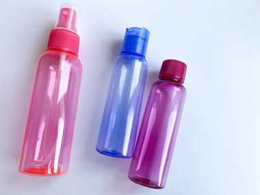 Renkli plastik seyahat şişeleri