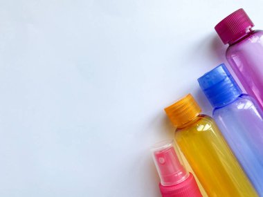 Renkli plastik seyahat şişeleri