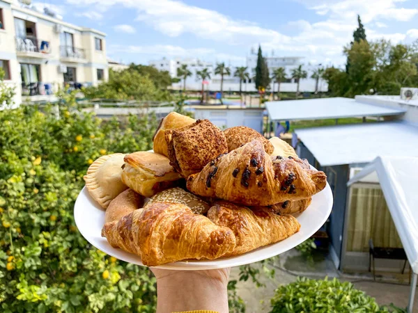 ขนมปังร้อนสดและ croissants บนจาน — ภาพถ่ายสต็อก