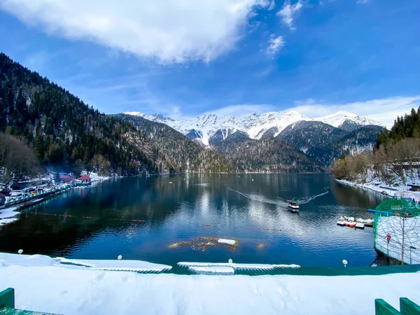 Schöne Aussicht auf den Ritsa-See in Abchasien, Georgien — Stockfoto